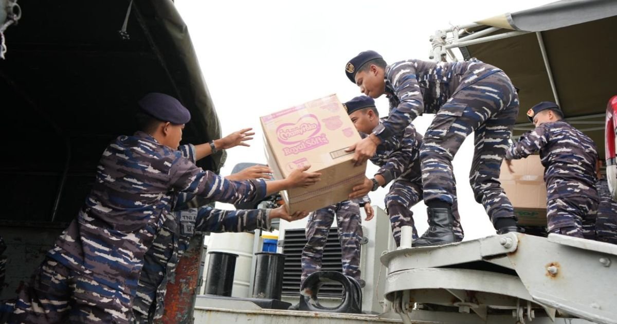 KRI Teluk Gilimanuk-531 TNI AL Angkut Bantuan Logistik Kemanusiaan ke Aceh