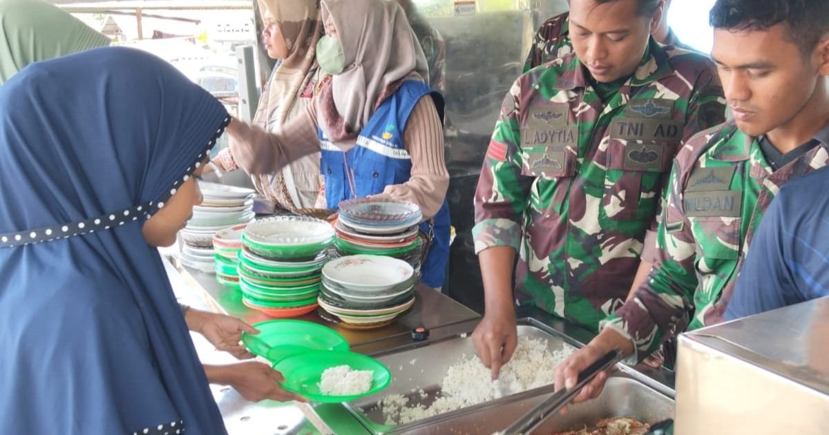 TNI Dirikan Dapur Umum di Timang Gajah, Bantu Pengungsi Terdampak Bencana
