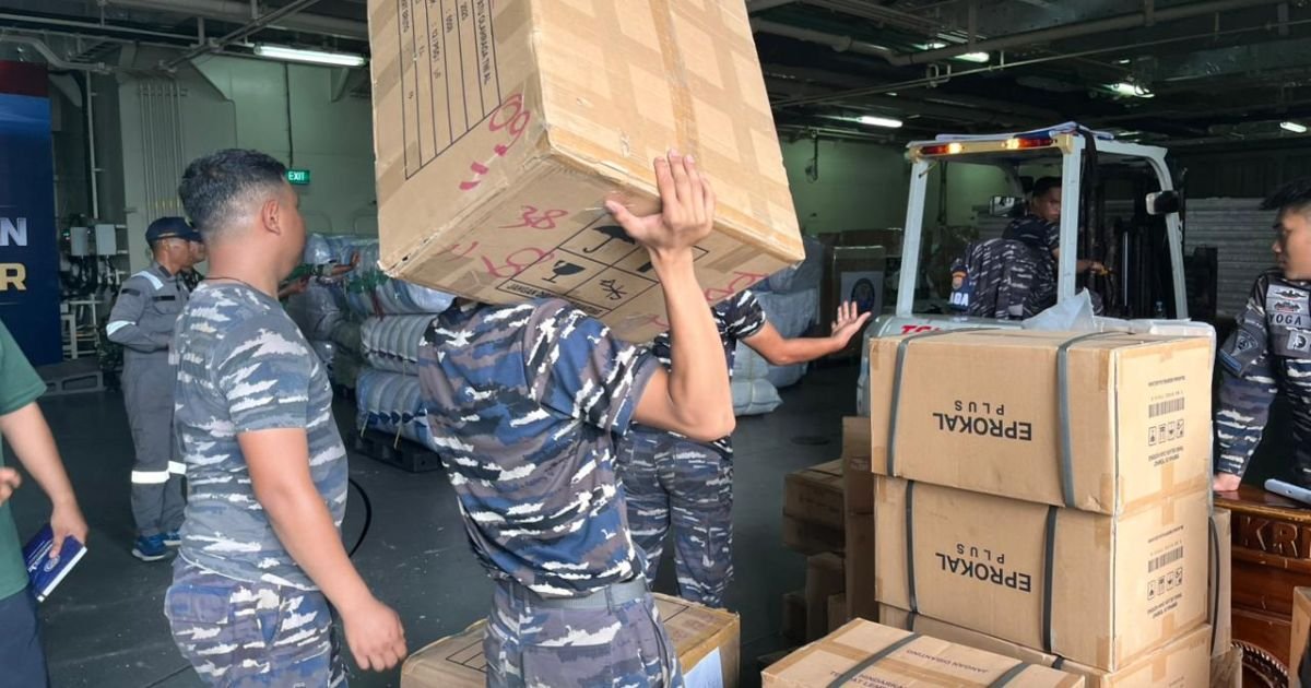 Bantuan Logistik TNI AL KRI Semarang-594 Tiba di Aceh