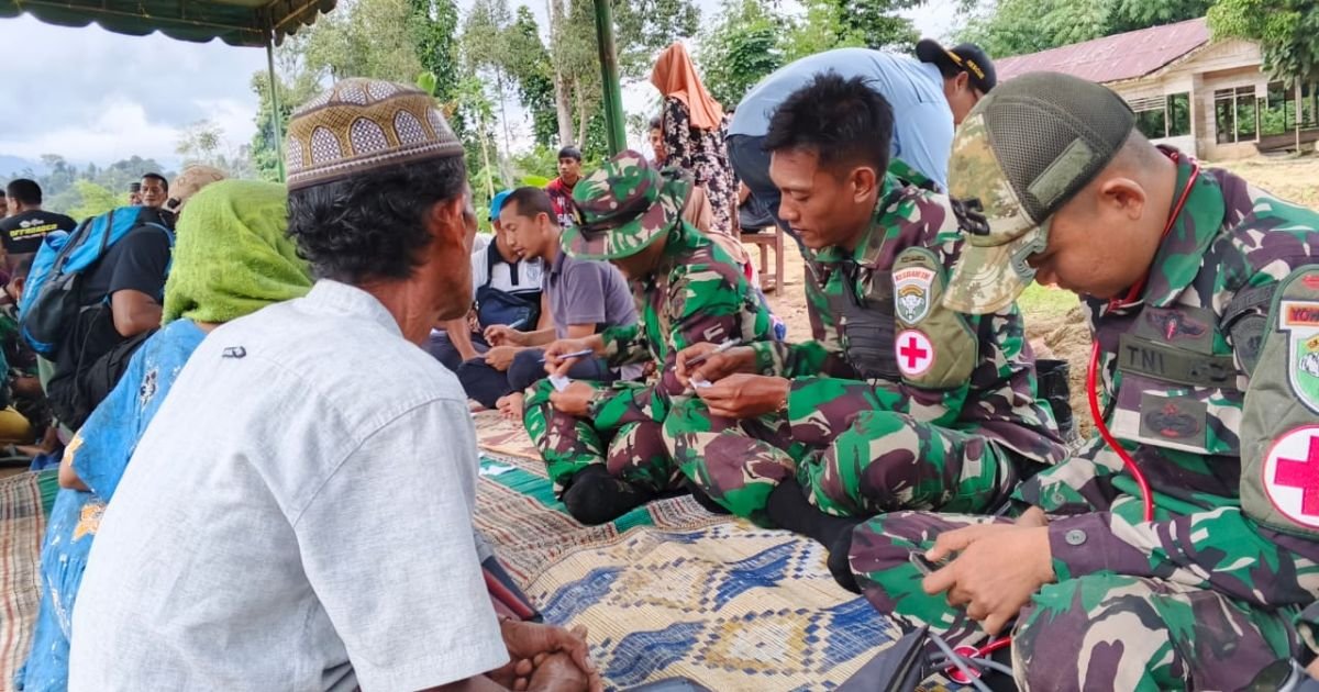 Terobos Pedalaman Gayo Lues, Tim Kesehatan Gabungan TNI dan Relawan Beri Pelayanan Kesehatan Korban Banjir