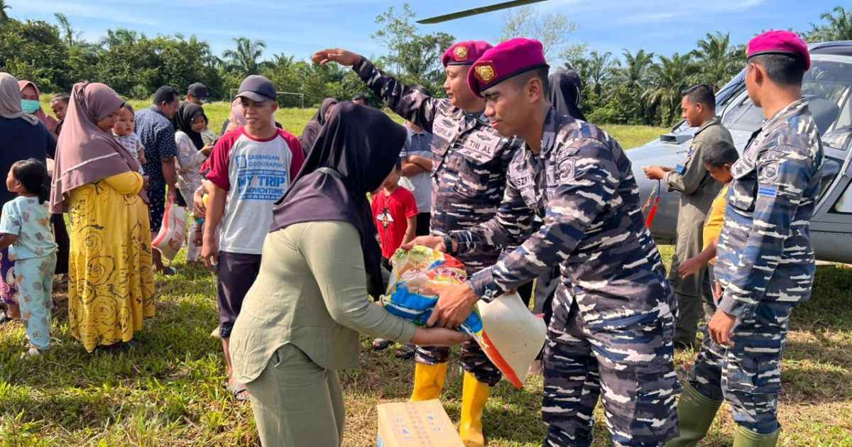 Percepat Distribusi, TNI AL Terus Laksanakan Dukungan Logistik Melalui Udara ke Wilayah Seruway Aceh Tamiang