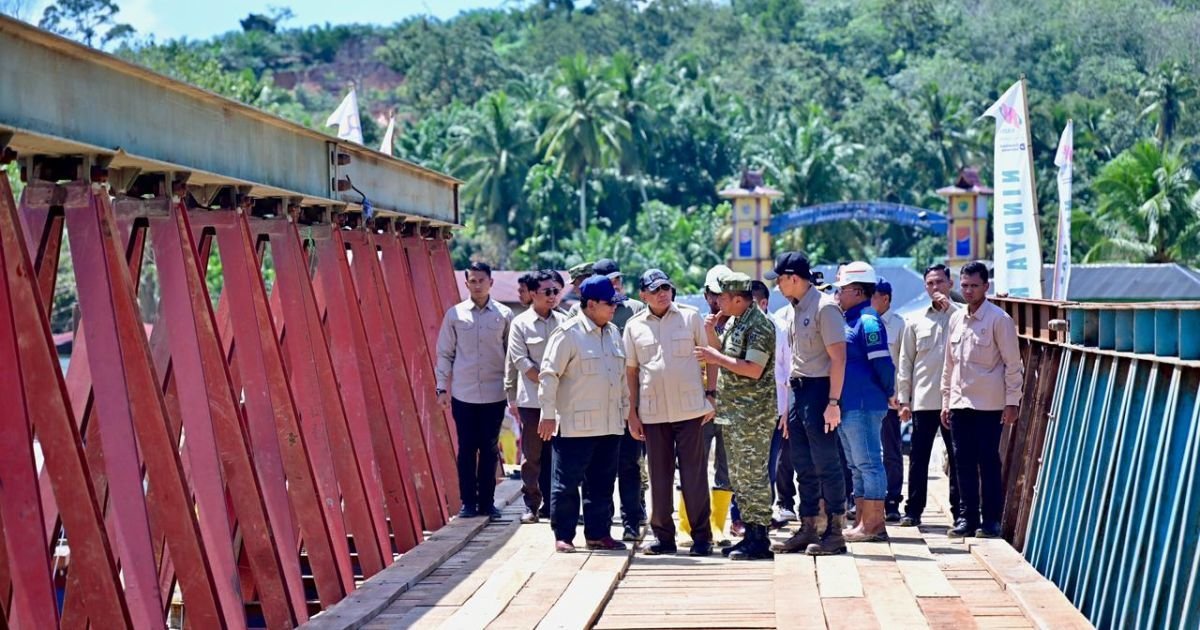 Wapang TNI Dampingi Presiden Prabowo Tinjau Jembatan Bailey dan Posko Kesehatan di Tapanuli Selatan