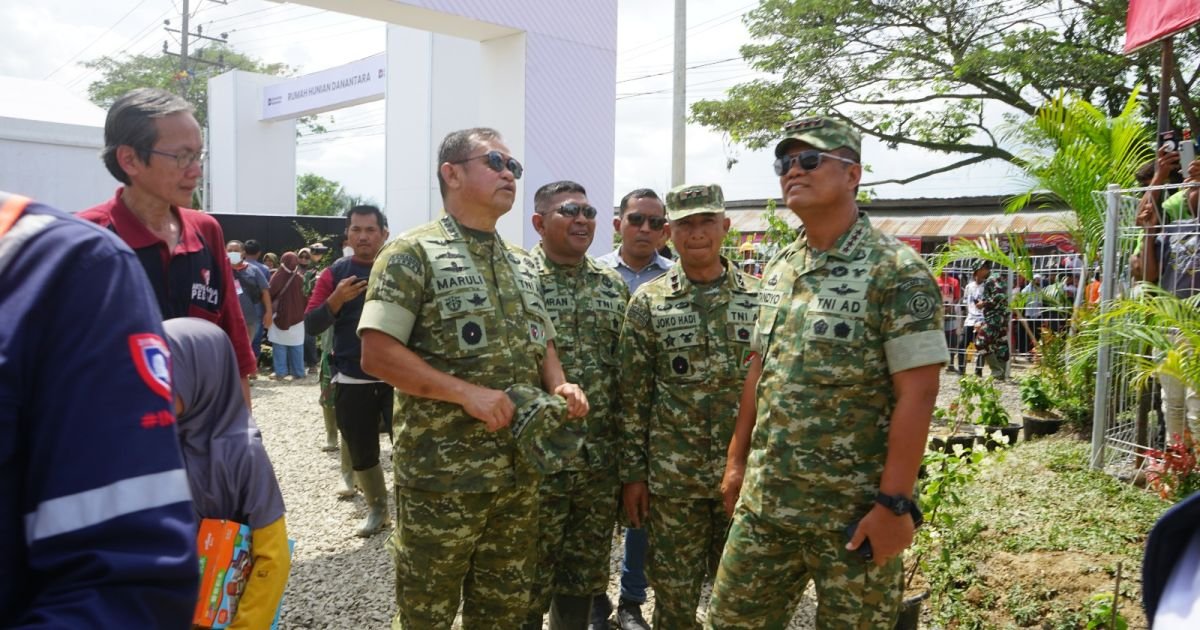 Wakil Panglima TNI Dampingi Presiden RI Tinjau Pembangunan Rumah Hunian Danantara di Aceh Tamiang