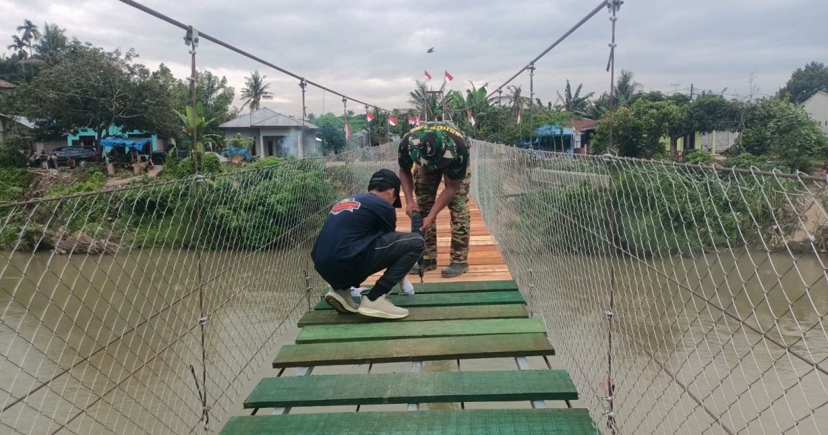 Prajurit TNI Rampungkan Renovasi Jembatan Gantung Garuda, Akses Desa Bandar Kuala Kembali Pulih