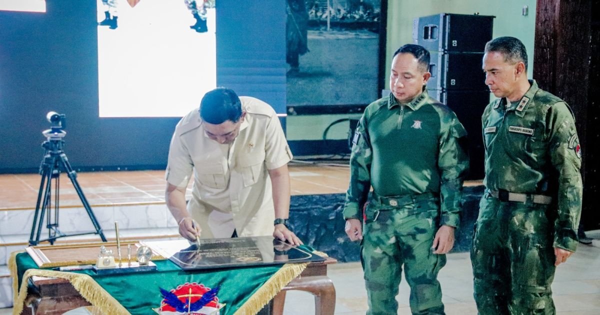 Panglima TNI Bersama Menhan RI Anugerahkan KPLB kepada Prajurit Berprestasi di Timika