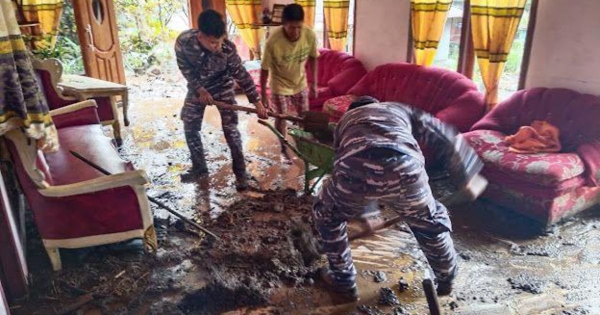 TNI AL Gotong Royong Bantu Masyarakat Terdampak Banjir Bandang di Kabupaten Siau