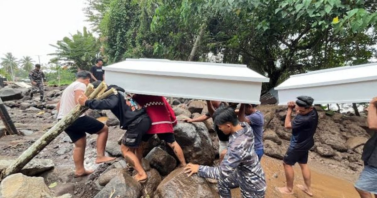 Bersama Masyarakat Prajurit TNI AL Bahu Membahu Pulihkan Siau