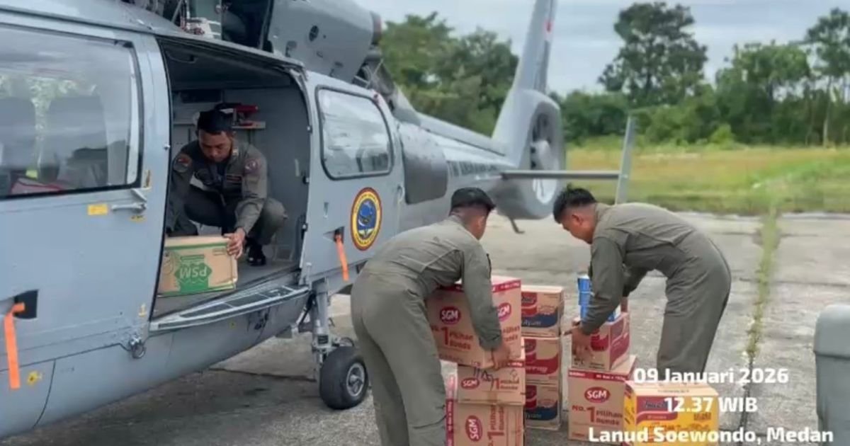 Tak Kenal Lelah, TNI AL Salurkan Bantuan Logistik Melalui Udara ke Desa Sukamakmur Aceh Tamiang