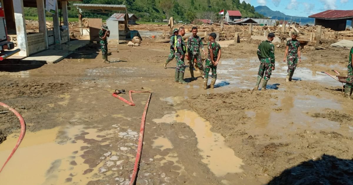 TNI Bersama Warga Gotong Royong Pulihkan Polindes Pascabencana di Aceh Tengah