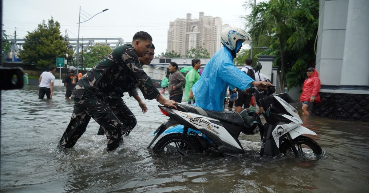 TNI AL Bantu Masyarakat Terdampak Banjir di Jakarta Utara