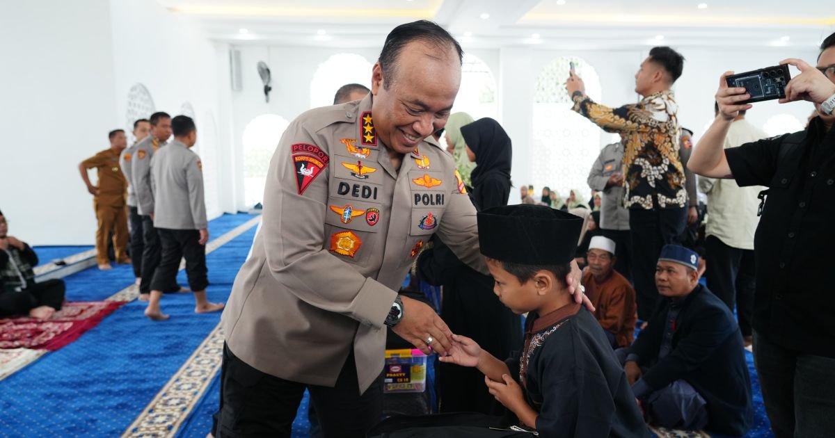 Wakapolri Serahkan Santunan Anak Yatim dan Bansos di SMA Kemala Taruna Bhayangkara Bogor