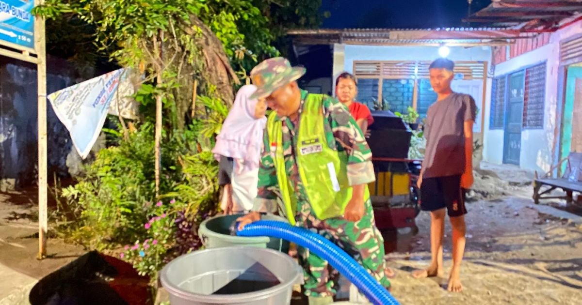 Prajurit TNI Salurkan Bantuan Air Bersih kepada Warga Terdampak Banjir di Kota Padang