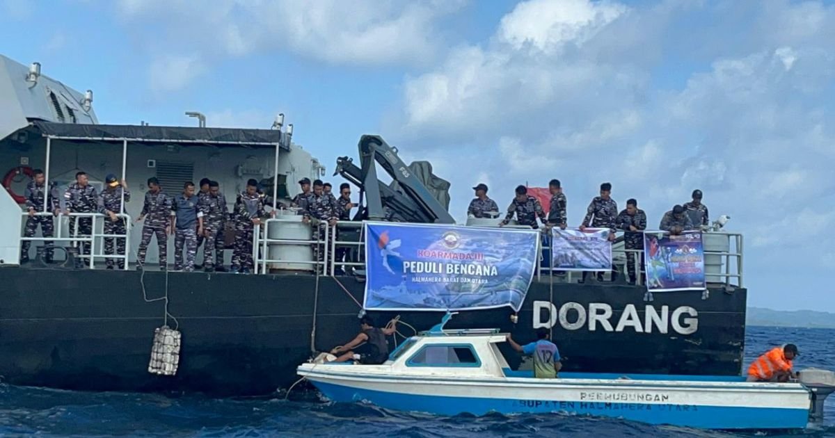TNI AL Salurkan Bantuan Korban Banjir Bandang di Halmahera