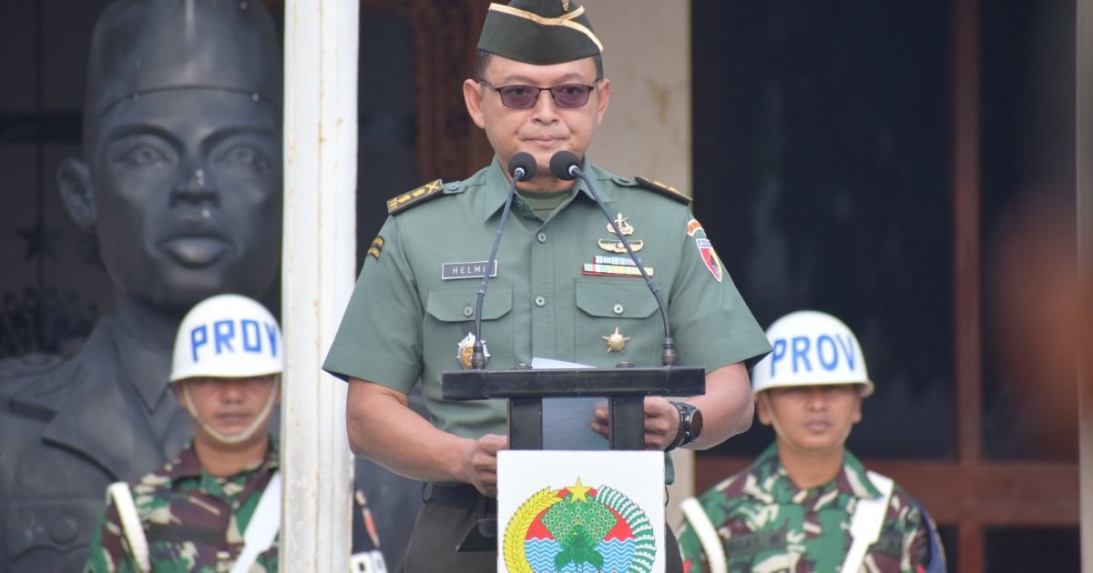Letkol Inf Meina Helmi pada upacara bendera di Markas Korem, Jalan Pahlawan Kota Madiun