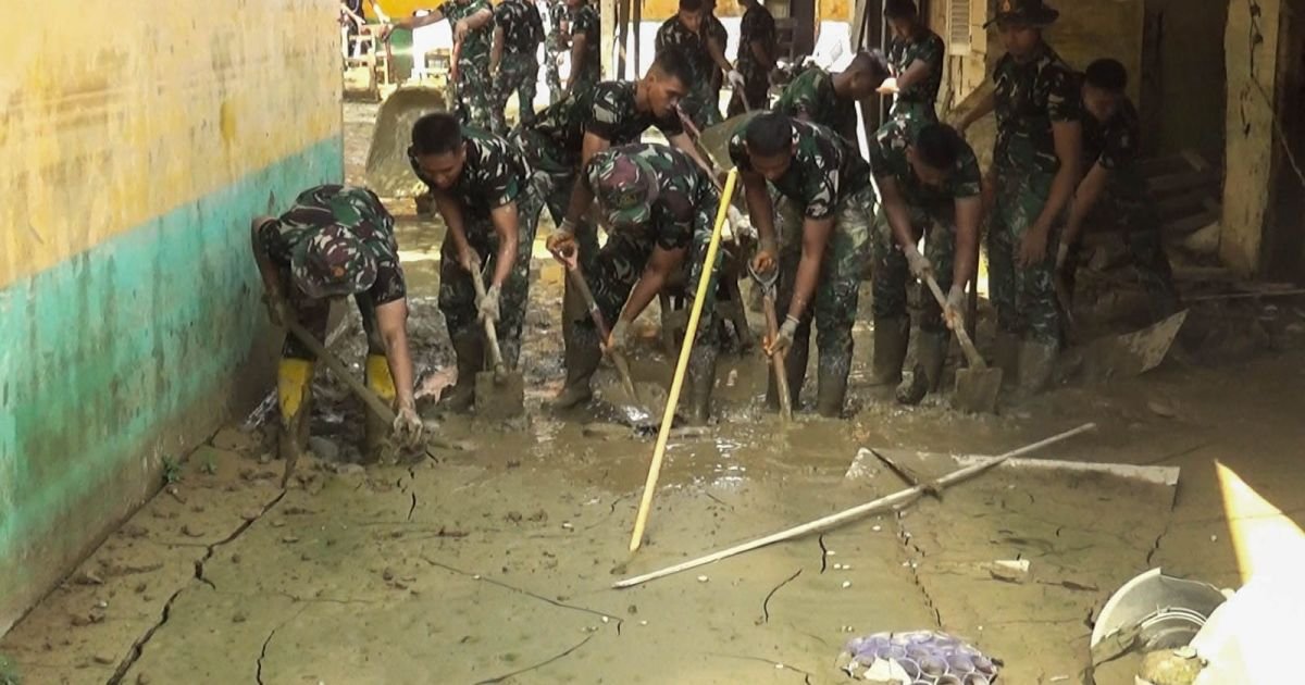 Aksi Taruna Akademi TNI Bersihkan Sekolah Pascabanjir di Aceh Tamiang