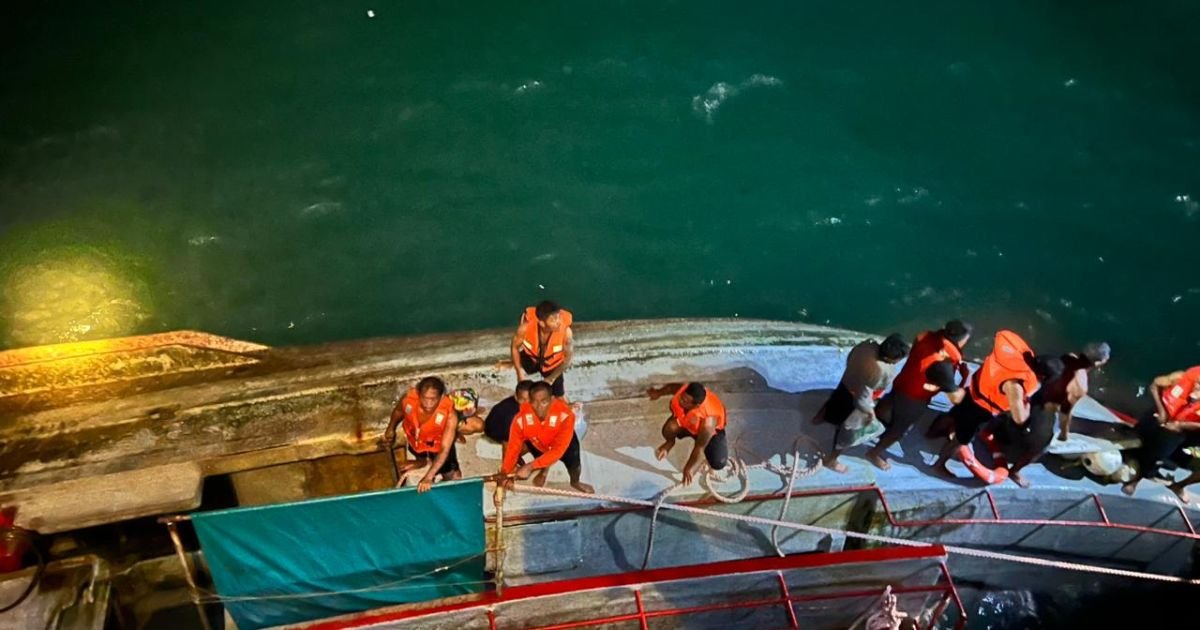 Kapal TNI AL KRI Banjarmasin 592 Berhasil Selamatkan 12 ABK KM Putra Kwantan yang Mengalami Kecelakaan Laut di Laut Arafuru