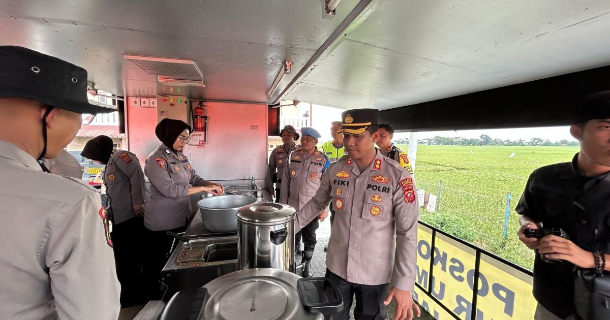 Polda Jabar Bersama Polres Karawang Kerahkan Dapur Lapangan untuk Bantu Warga Terdampak Banjir