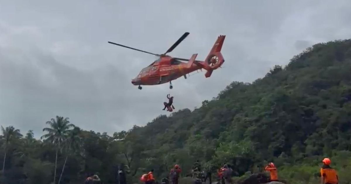 Tergabung dalam Tim SAR Gabungan, Prajurit Lanud Sultan Hasanuddin Tembus Medan Curam Evakuasi Korban ATR 42-500