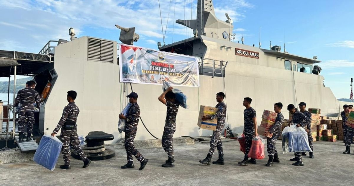 TNI AL kembali menyalurkan bantuan kemanusiaan menggunakan KRI Gulamah-869 kepada korban terdampak bencana alam di Halmahera Barat dan Utara di Pelabuhan Tobelo