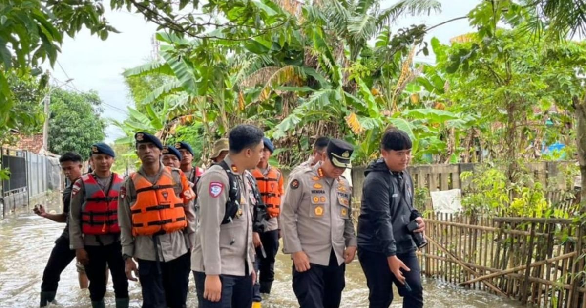 Kabid Humas Bersama Tim SAR Sat Brimob Polda Jabar, Hadir di Garis Terdepan, Bantu Masyarakat di Tengah Bencana Banjir