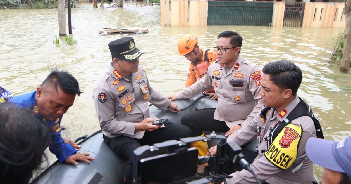 Kabid Humas Polda Jabar Tinjau Langsung Situasi Banjir di Karangligar, Karawang Serukan Patroli Rutin Jaga Keamanan