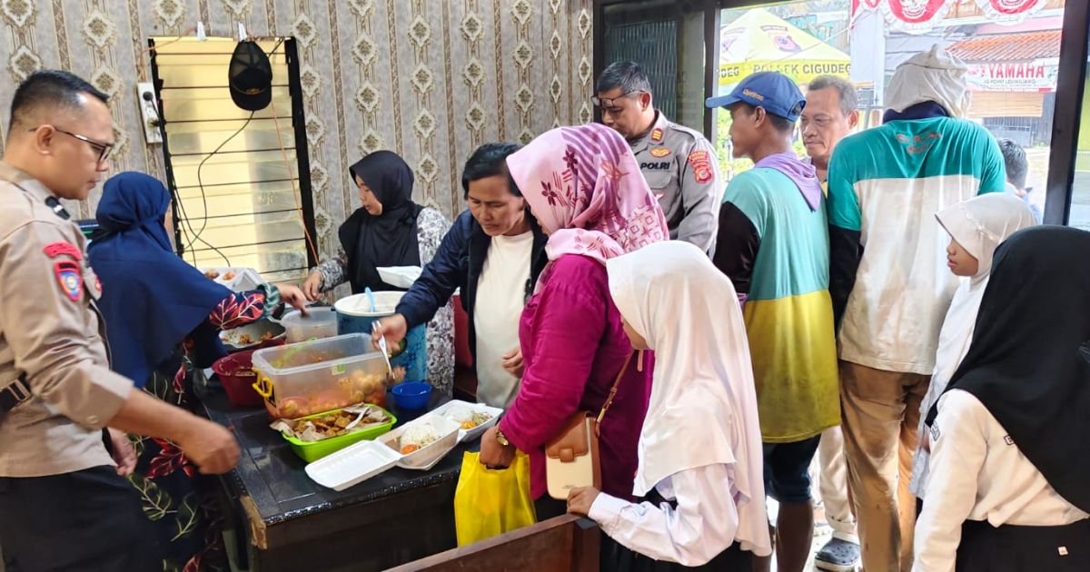 Polsek Cigudeg Gelar Jum’at Berkah, Bagikan Sarapan Gratis kepada Masyarakat