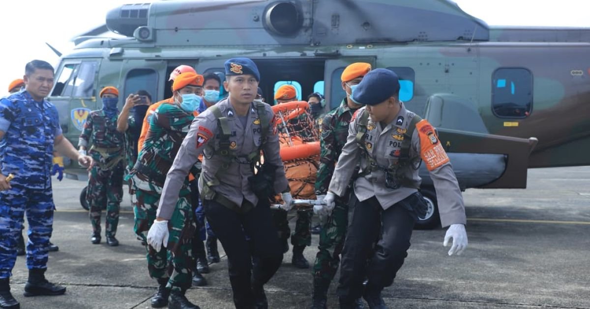Danlanud Sultan Hasanuddin Pimpin Langsung Evakuasi Body Part Korban Jatuhnya Pesawat ATR 42-500