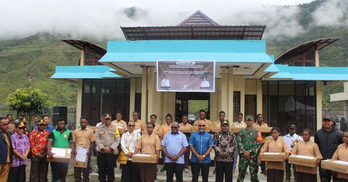 Dandim 1714/PJ Dampingi Gubernur Papua Tengah Bagi Laptop Gratis Se-Pelajar di Kab. Puncak Jaya