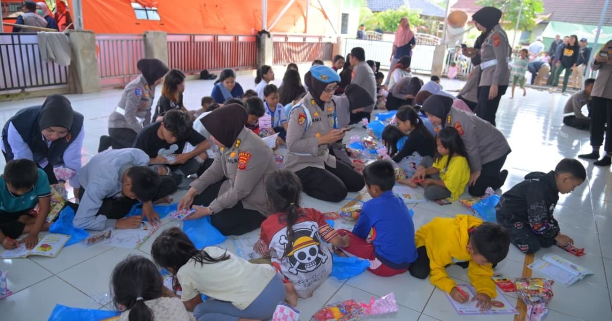 Penuh Keceriaan, Polwan Polda Jabar Hibur Anak-Anak Pengungsi Korban Longsor di Cisarua KBB