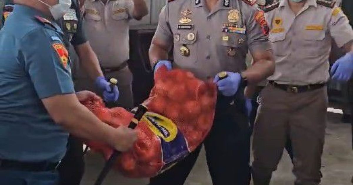 KOMITMEN TEGAKKAN HUKUM, TNI AL BERSAMA FORKOPIMDA KOTA SEMARANG LAKSANAKAN PEMUSNAHAN 133,5 TON BAWANG BOMBAY ILEGAL