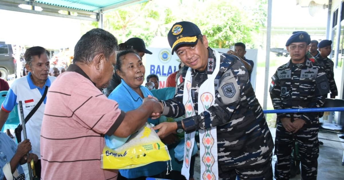 Perkuat Kemanunggalan dengan Rakyat, TNI AL Laksanakan Bakti Sosial dan Bakti Kesehatan di Melonguane