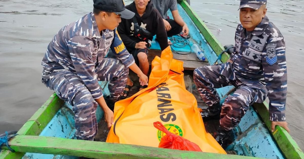 Prajurit Posal Muncar Lanal Banyuwangi Berhasil Evakuasi Jenazah Nelayan di Atas Kapal KMN Umbara