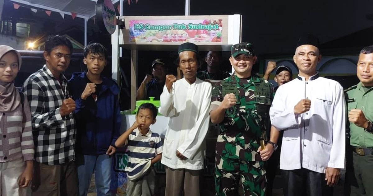 Kodim 0501/JP Serahkan Bantuan Gerobak Es Campur untuk Sudrajat