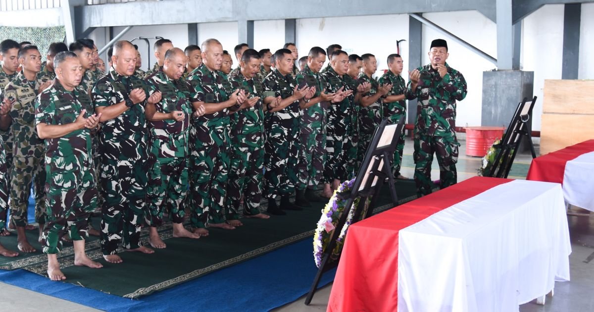 PANGKORMAR PIMPIN PELEPASAN DUA JENAZAH PRAJURIT MARINIR TNI AL, TOTAL 10 PRAJURIT TELAH DITEMUKAN