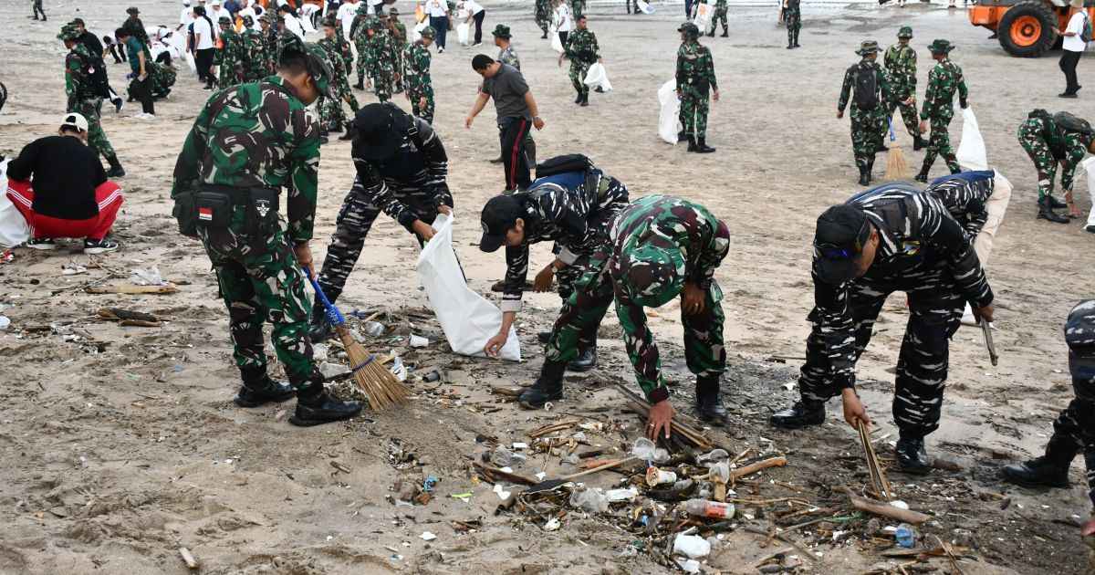 PEDULI LINGKUNGAN, TNI AL DUKUNG AKSI BERSIH-BERSIH DI PANTAI KUTA