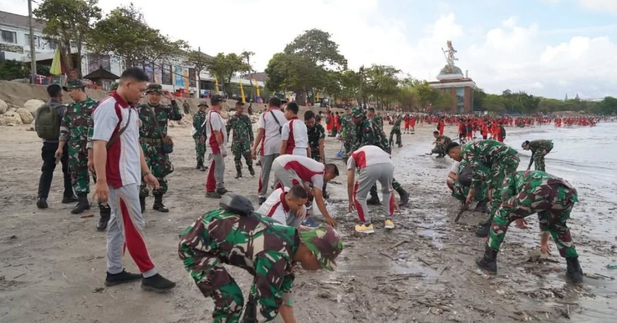 Nyatakan Perang Terhadap Sampah, TNI Bergerak Serentak Bersihkan Lingkungan