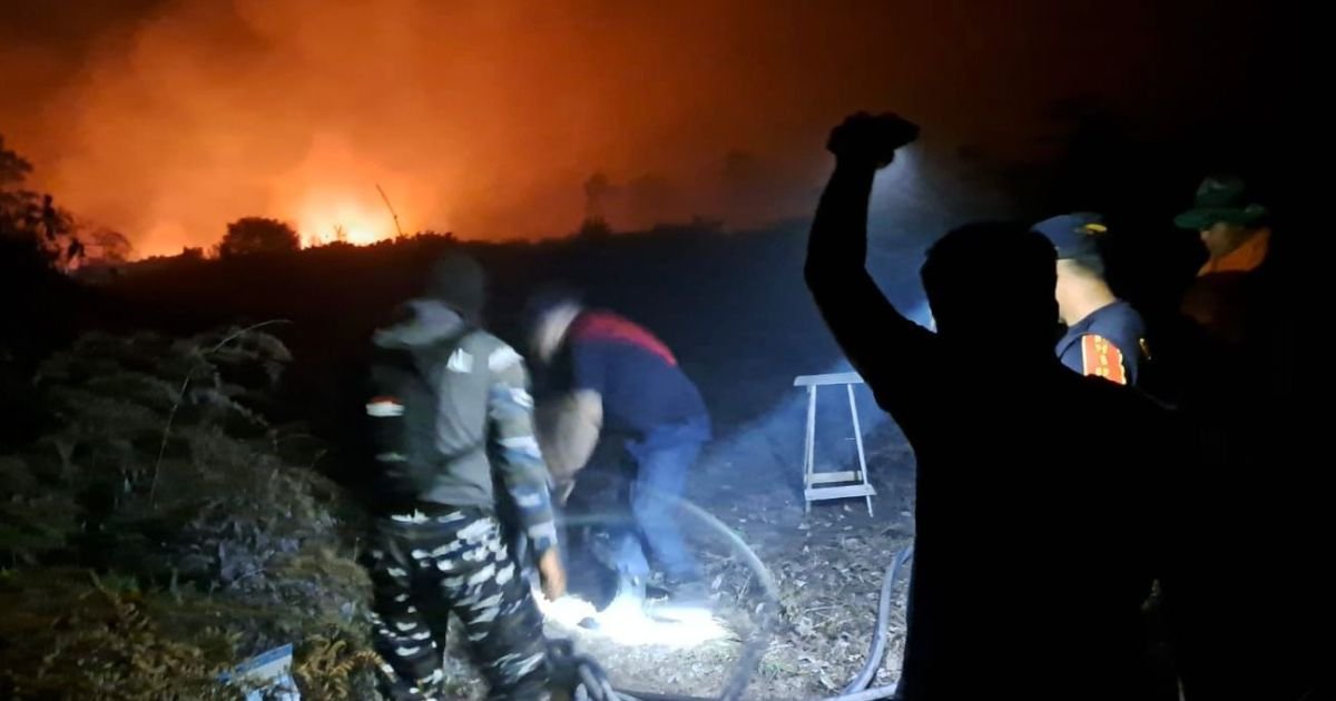 Cegah Meluasnya Karhutla, Pos TNI AL Bengkalis Bersama Warga Padamkan Kebakaran