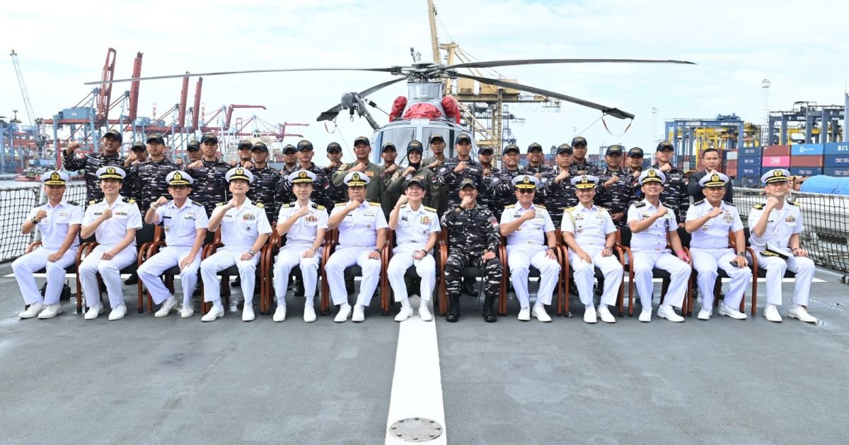 Pemimpin Angkatan Laut Jepang Kunjungi KRI Sultan Iskandar Muda-367