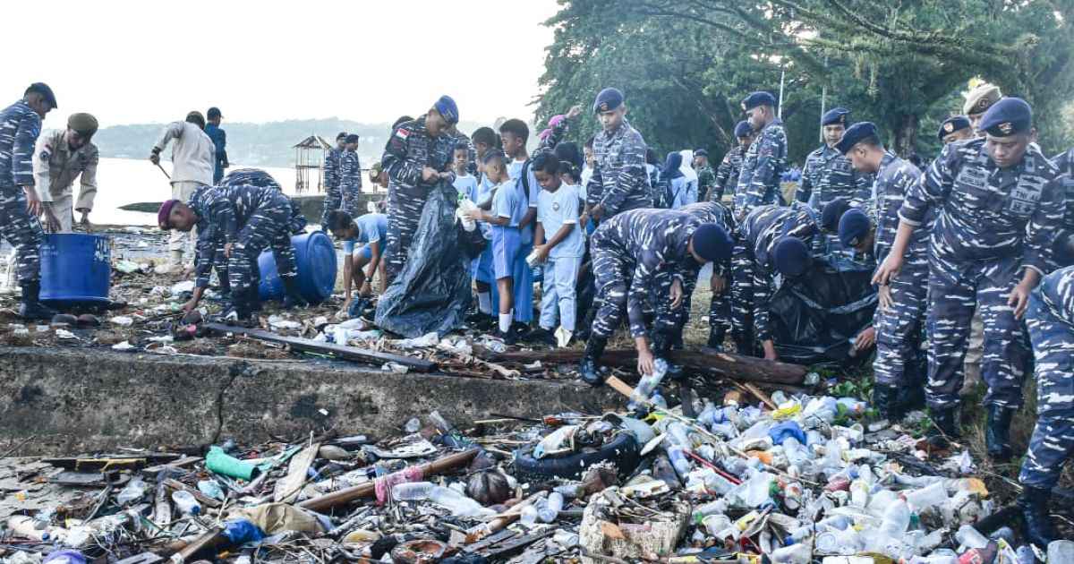 TNI AL Gelar Aksi Bersih Pantai Teluk Dalam Ambon