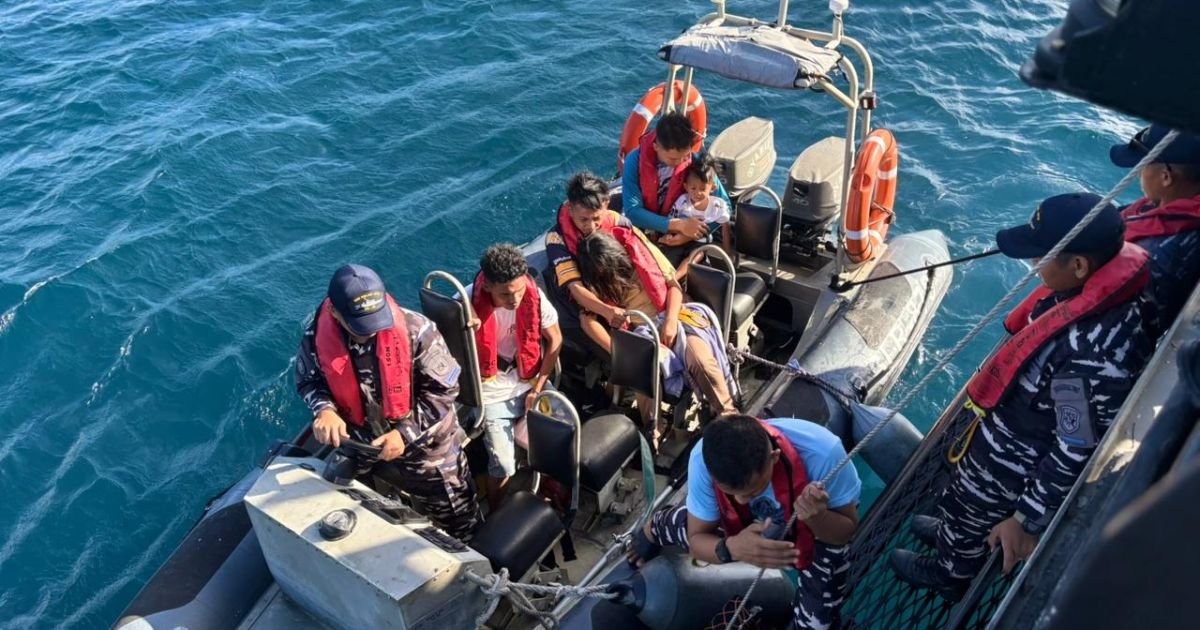 TNI AL Selamatkan Penumpang KM Alisa Dari Laka Laut, Seluruh Korban Selamat