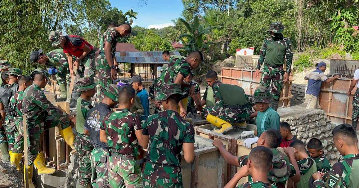 Pulihkan Akses Warga, TNI AD Bangun Jembatan Gantung Perintis Garuda di Padang