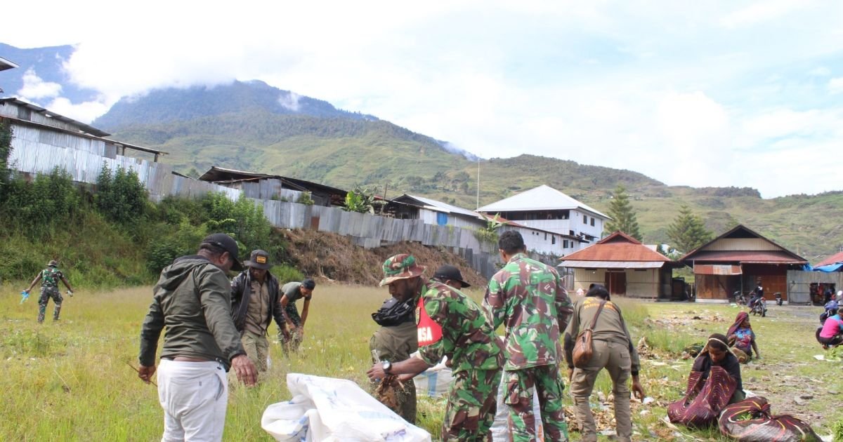 Karya Bakti Gabungan TNI-Polri dan Pemda: Pembersihan Sampah di Pasar Mama-Mama (Nagalomuni) Mulia Kota