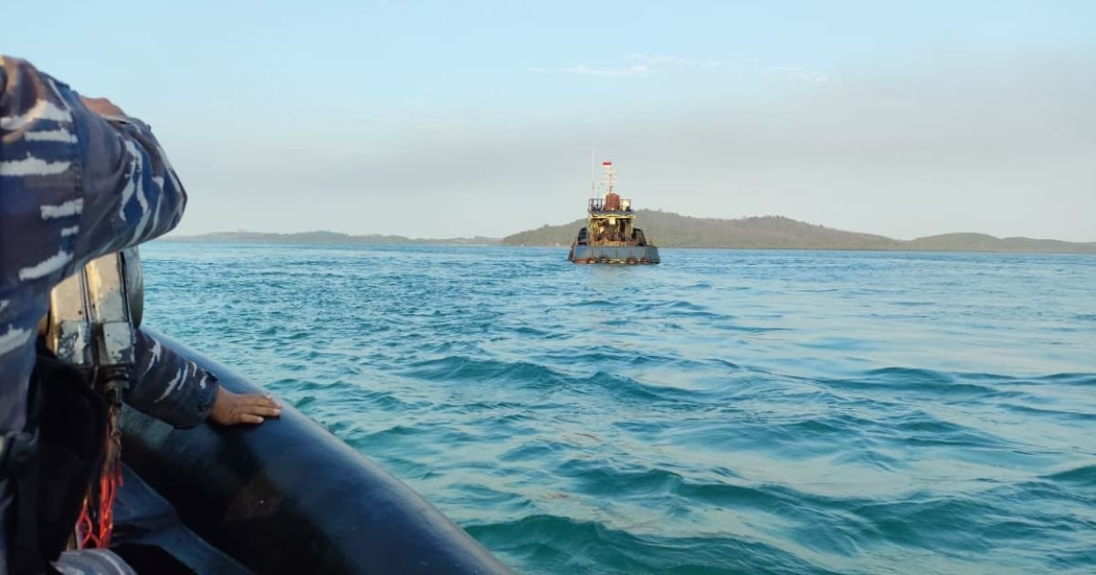 TEGAS JAGA KEDAULATAN LAUT, TNI AL AMANKAN KAPAL DIDUGA ANGKUT SOLAR ILEGAL