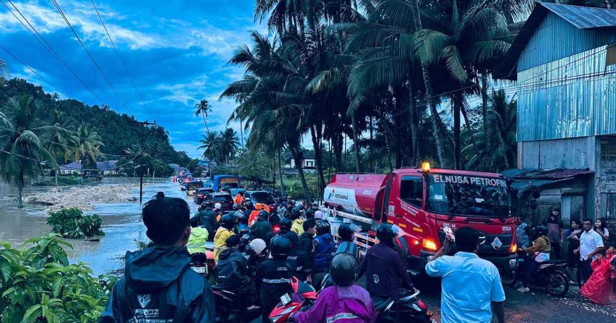 Aksi Cepat Prajurit TNI AL Evakuasi Korban Banjir di Nias Selatan