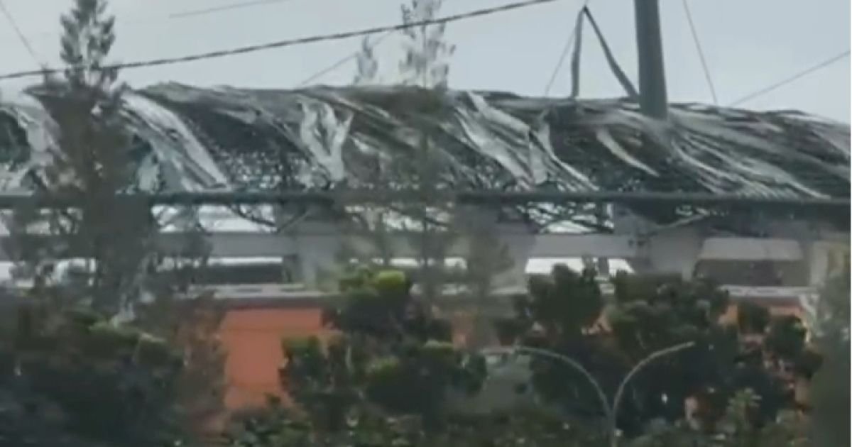 Hujan Deras Disertai Angin Kencang Terjang Kawasan Pakansari, Atap GOR Rusak