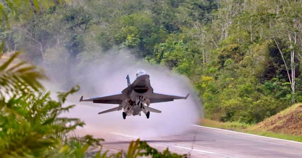 TNI Sukses Uji Coba Pendaratan F-16 dan Super Tucano di Ruas Tol JTTS Lampung
