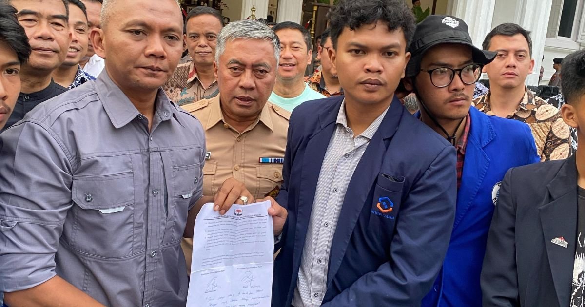 Aliansi BEM se-Bogor menggelar aksi evaluasi satu tahun kinerja Pemkot Bogor di Balai Kota, mahasiswa membentangkan spanduk dan simbol Raport Merah Bogor sebagai bentuk kritik terhadap kebijakan pemerintah daerah, Jumat 13 Februari 2026.