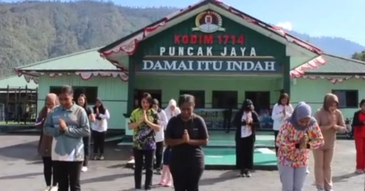 Senam Jum\'at Sehat Bersama, Cara Ibu Persit Kodim 1714/Puncak Jaya Tampil Bugar dan Sehat