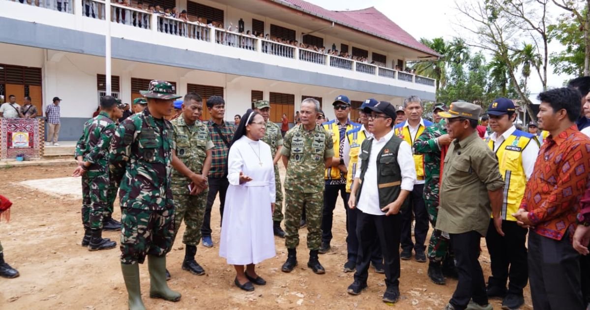 Wakil Ketua I Satgas PRR Dampingi Menko PMK Serahkan Bantuan Stimulan Rumah Rusak Pascabencana di Sumatera