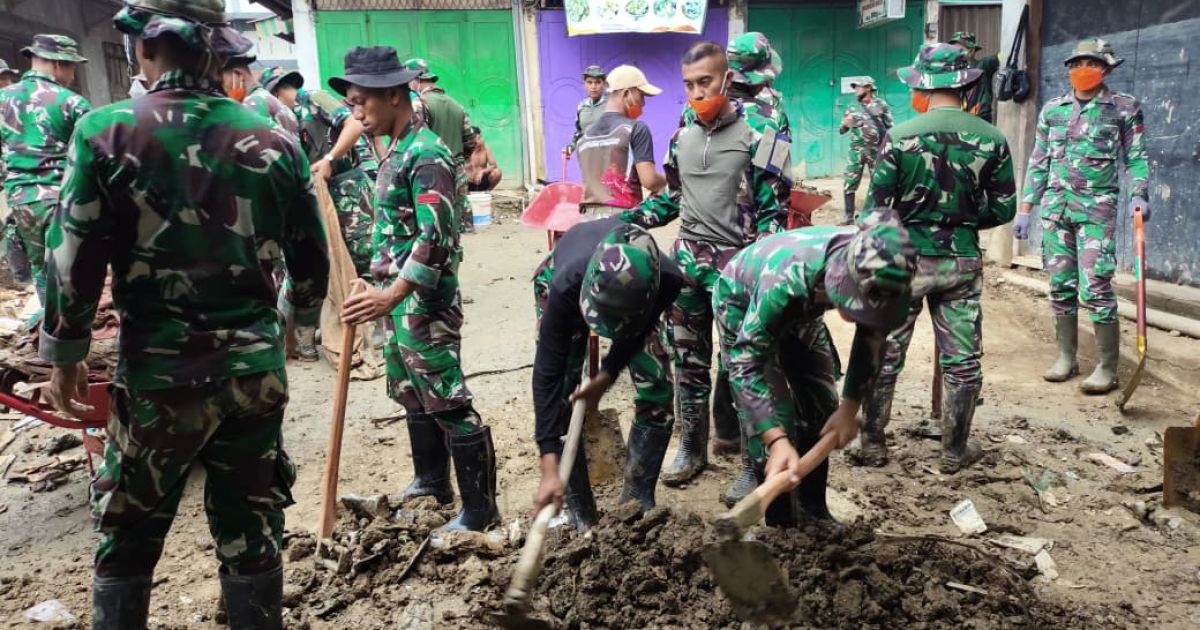 Ratusan Prajurit TNI Bersihkan Pasar Kuala Simpang, Dorong Pemulihan Ekonomi Pascabanjir